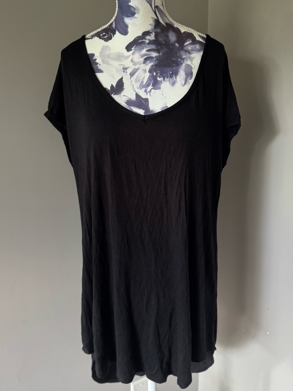 Women's Black Short Sleeve V-Neck Tee With Open Back